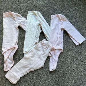 FINAL SALE 3/31/26 Baby Gap 4 Piece Bundle Onesies, 1 Pants, Size 18-24 Months